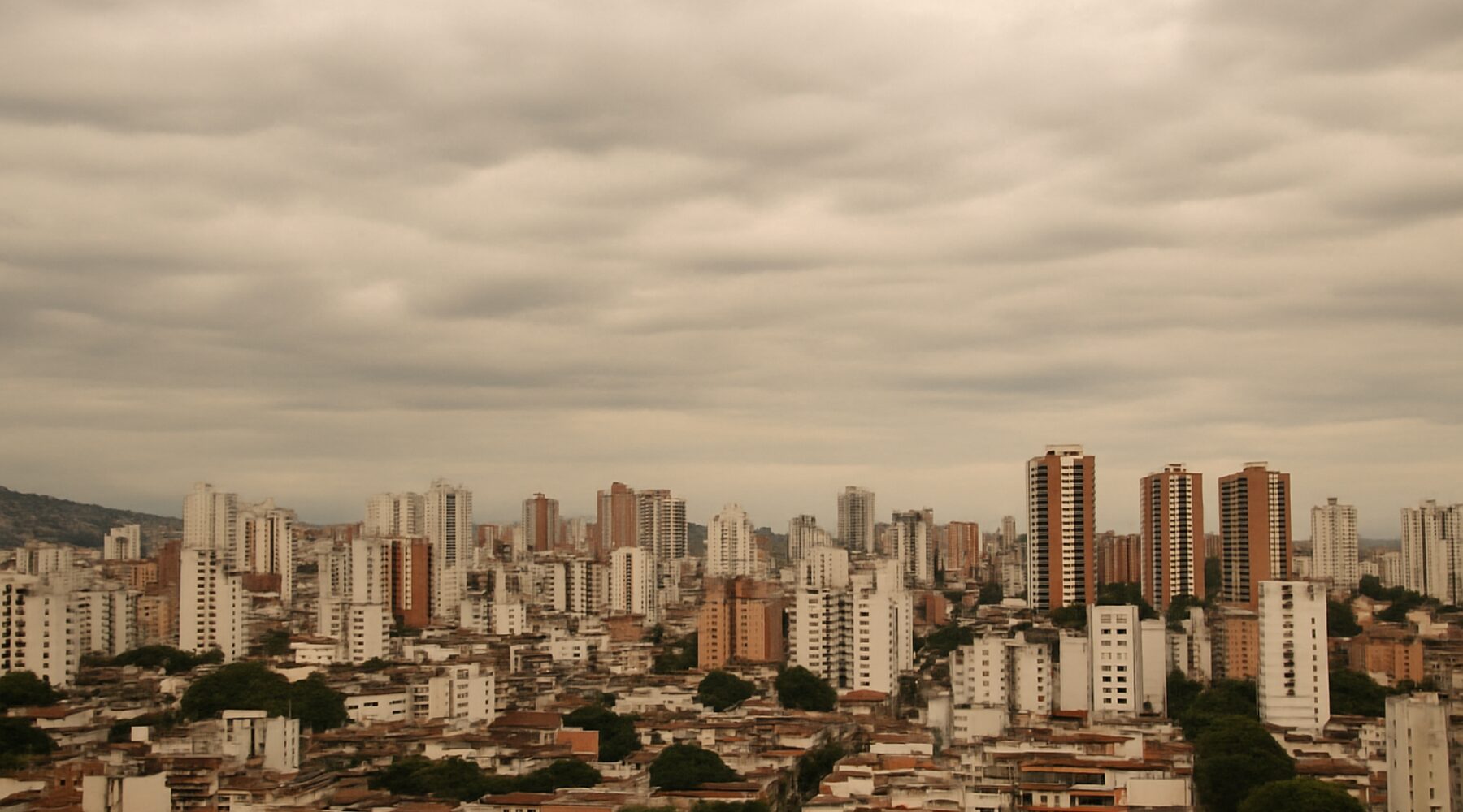 Cielo nublado sobre el skyline de Bucaramanga